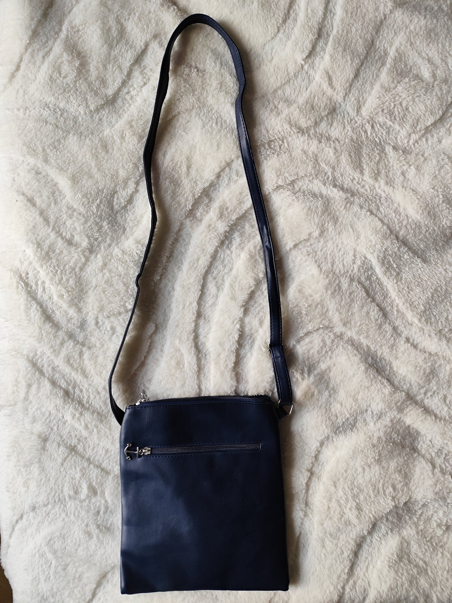 Sac Bandoulière Bleu Marine – Élégance et Praticité au Quotidien