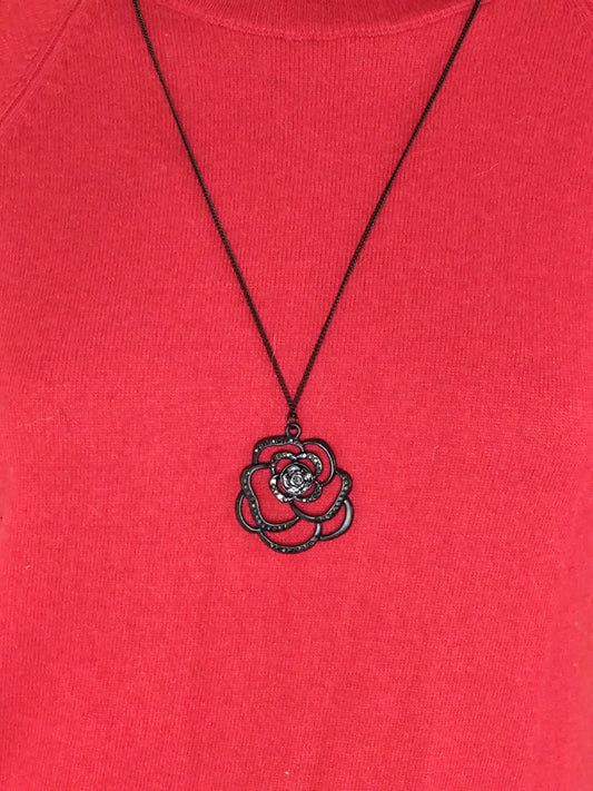 Collier Long Noir avec Pendentif Fleur – Élégance Romantique et Intemporelle