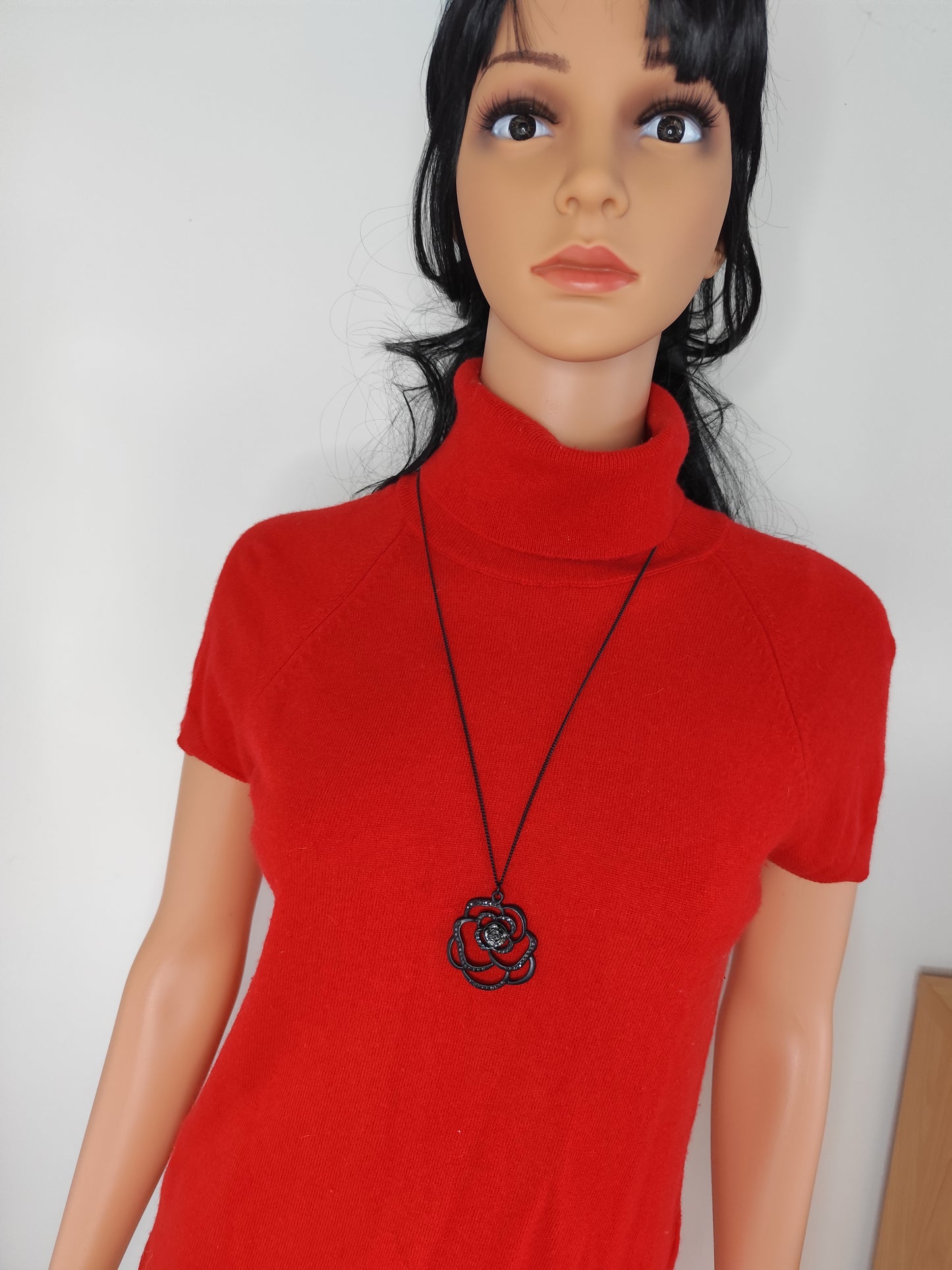 Collier Long Noir avec Pendentif Fleur – Élégance Romantique et Intemporelle