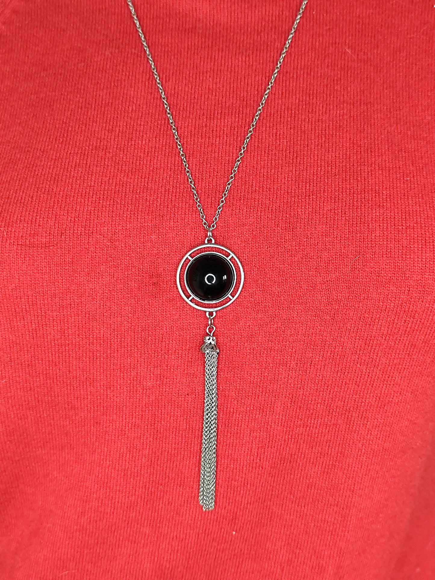 Sautoir Noir et Argenté avec Perle Noire et Pampilles – Style Moderne et Élégant