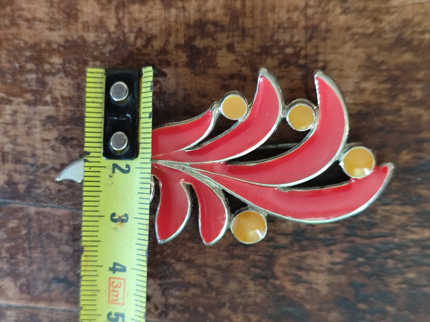 Broche vintage en forme de feuille émaillée rouge et jaune