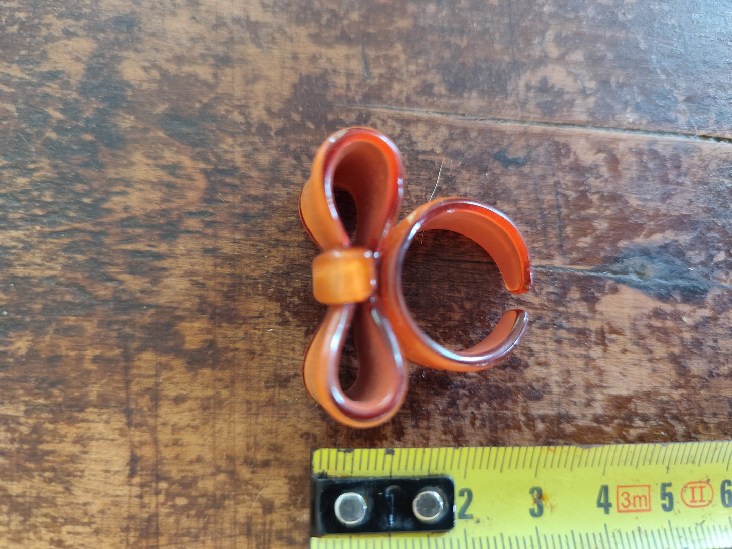 Bague vintage en résine orange – motif nœud papillon