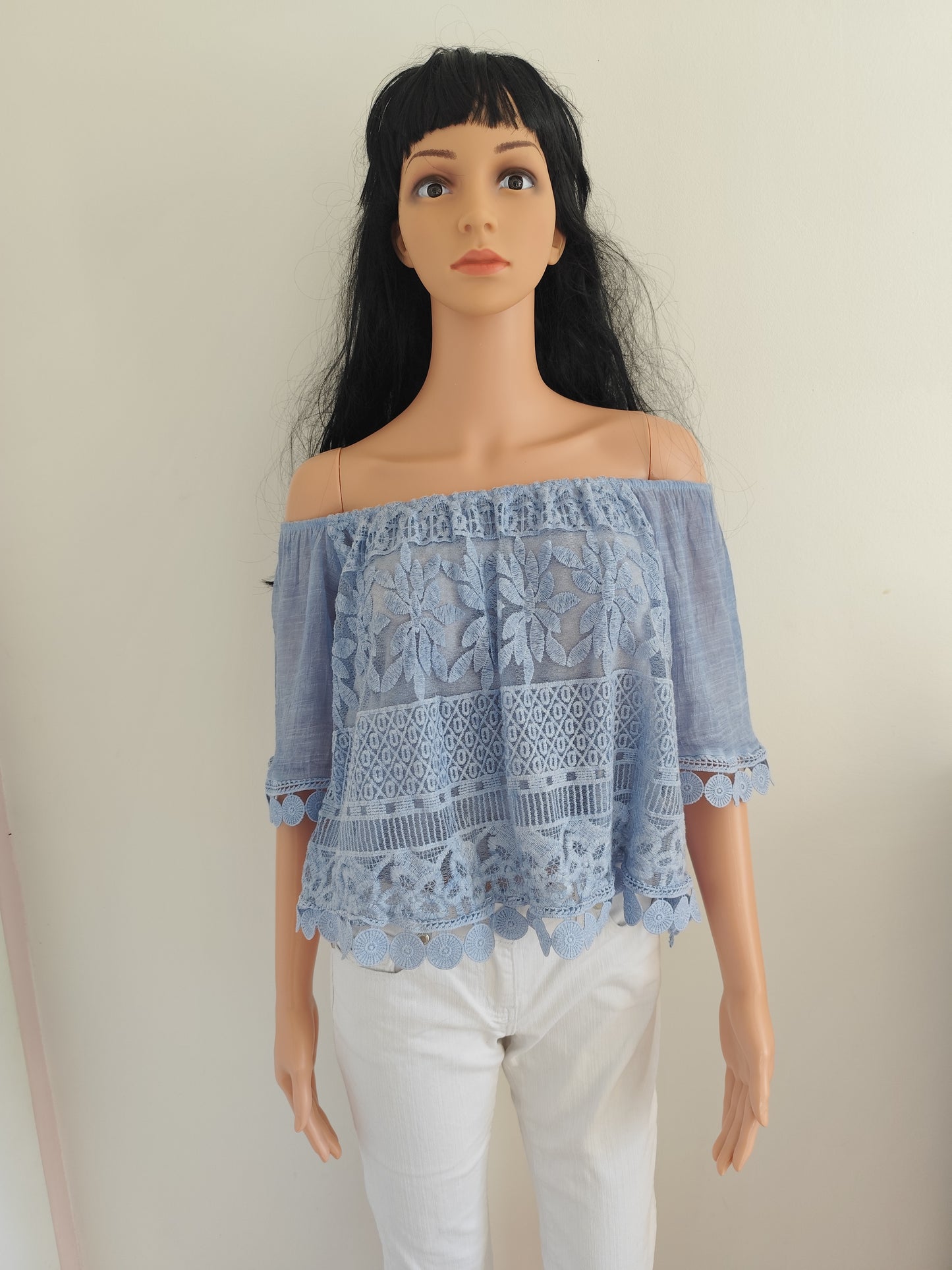 Haut bleu  – broderies ajourées – Taille 36 à 40