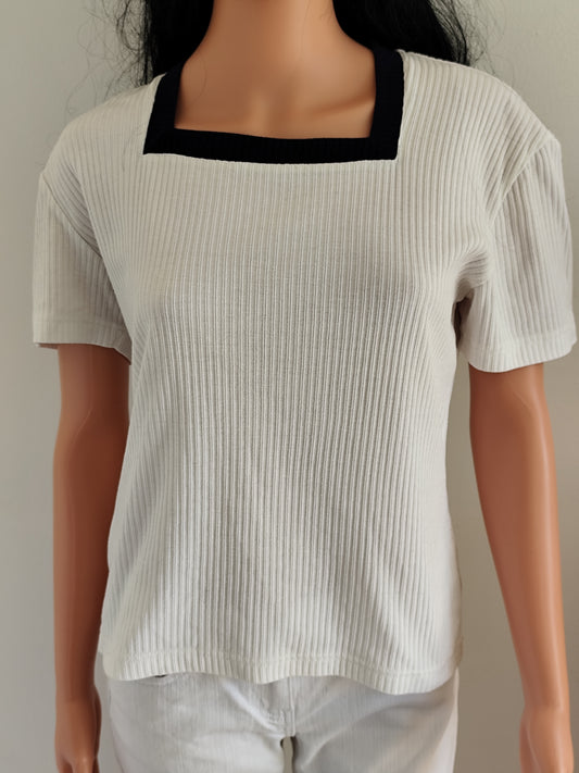 Haut Caroll blanc en maille côtelée – col carré bleu marine – Taille 38/40