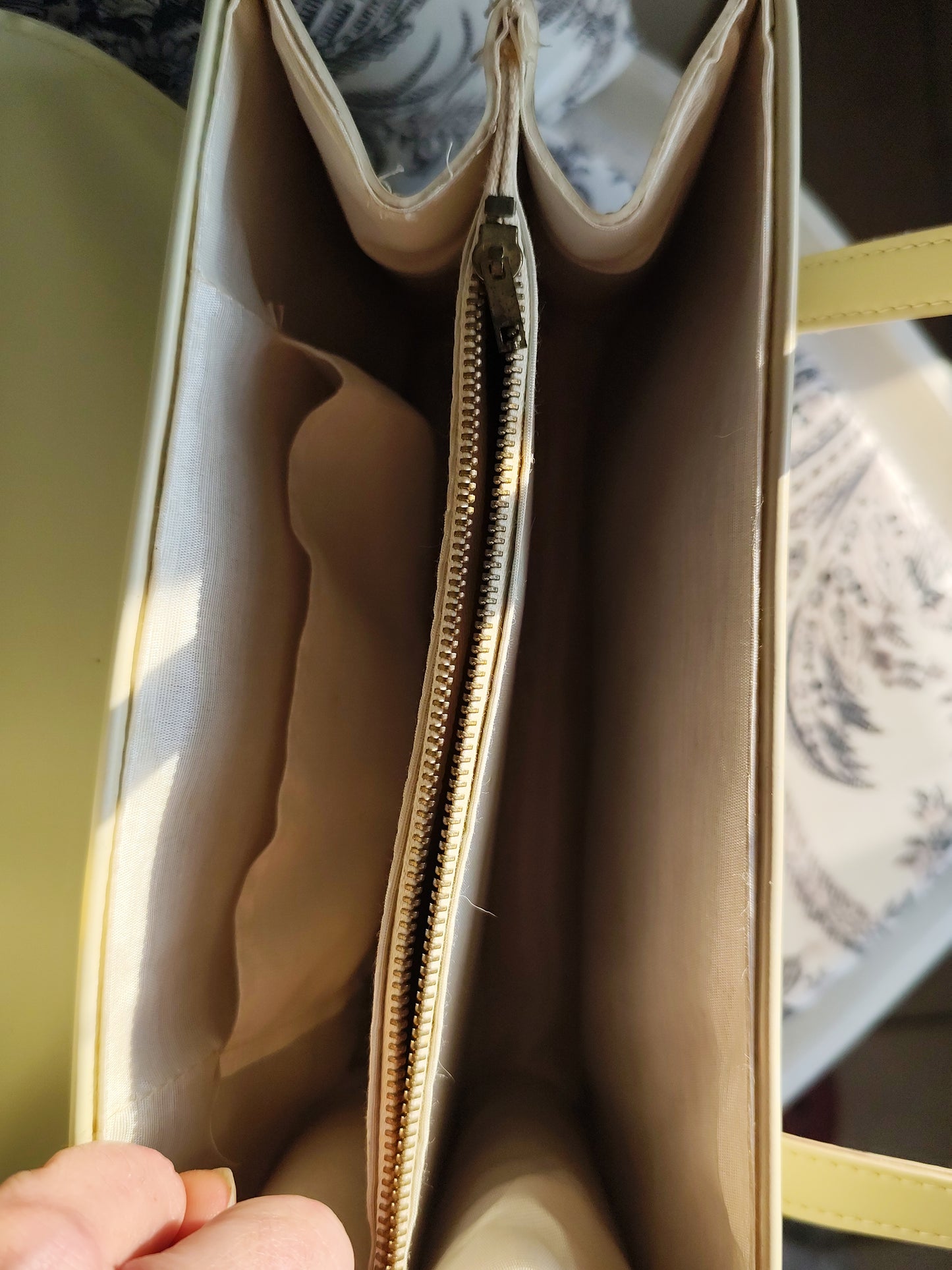 Sac à main vintage en cuir crème forme trapèze