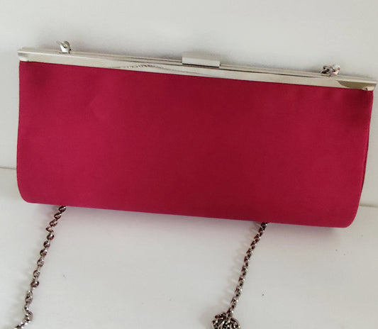 Pochette satin rouge à chaîne – Élégante & intemporelle