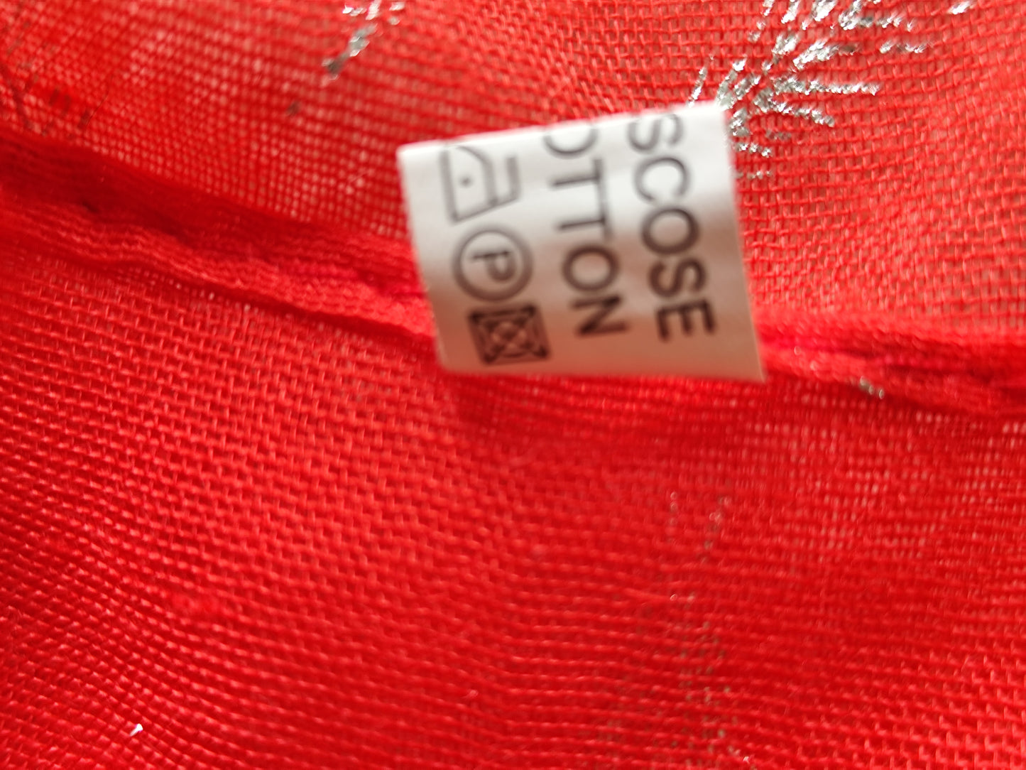 Foulard rouge à plumes argentées – viscose et coton – 192 x 69 cm