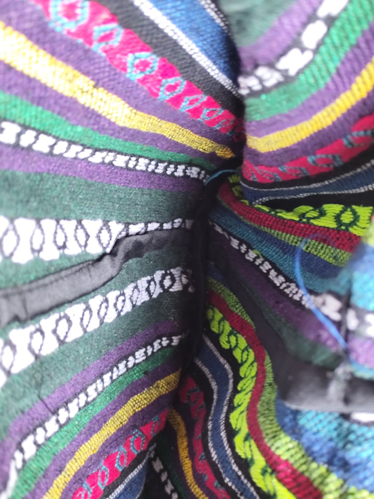 Sac besace ethnique en toile tissée multicolore et broderies - 29 x 34 cm