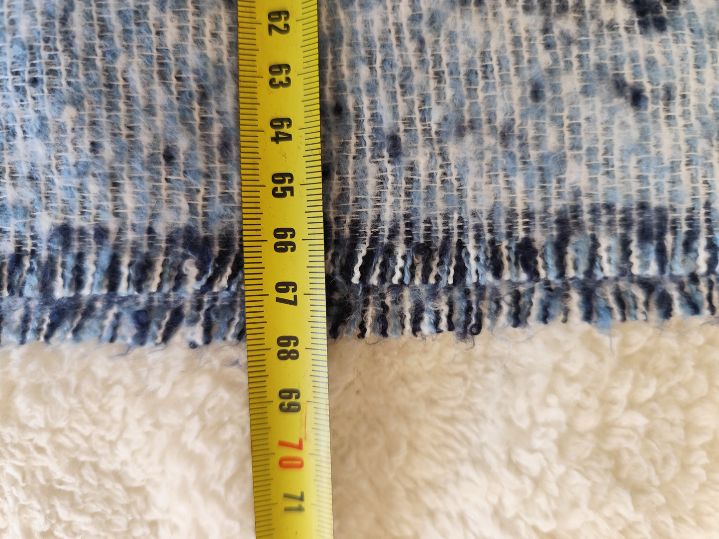 Écharpe oversize bleue à motifs cœurs.