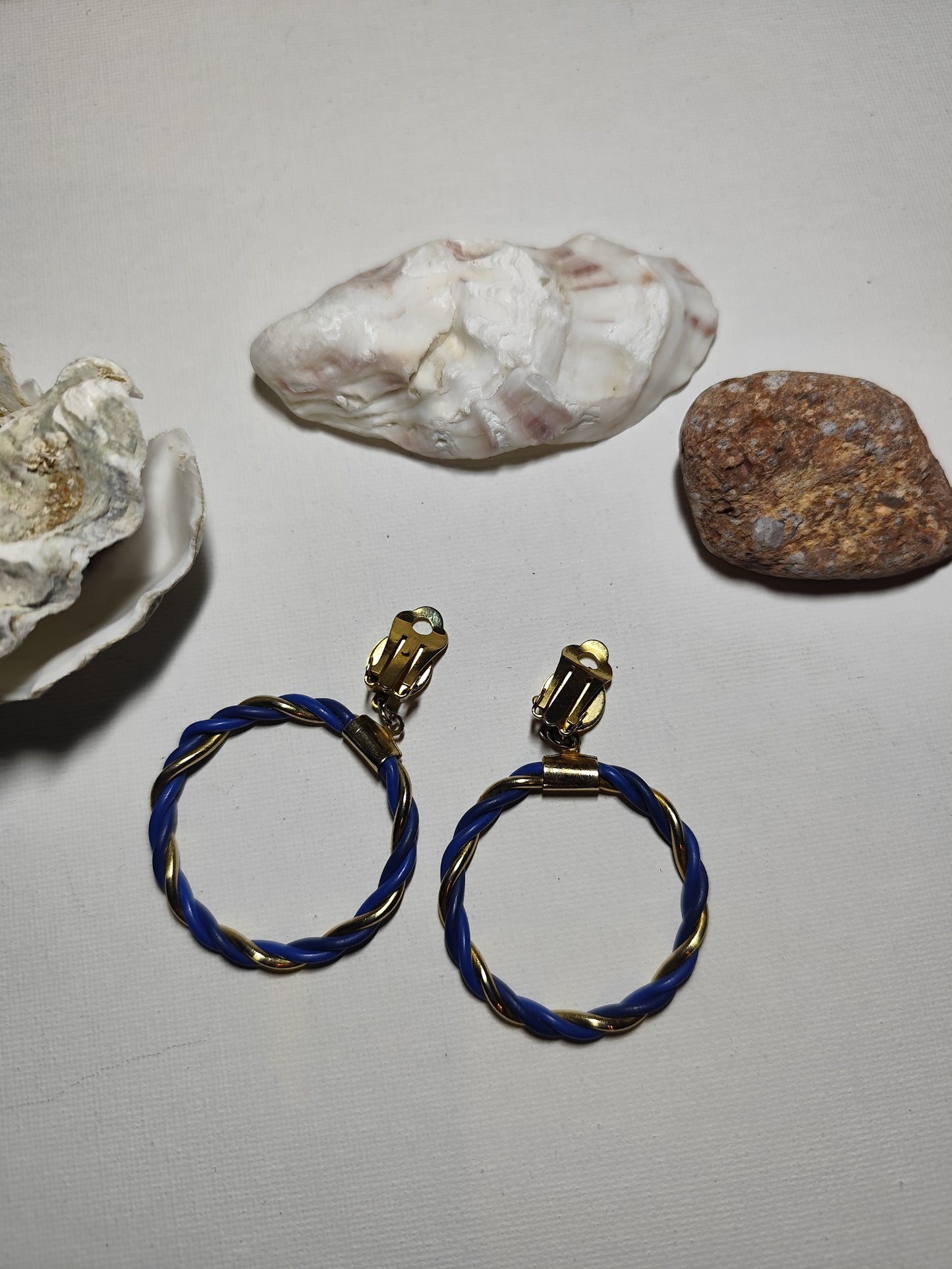 Boucles d’Oreilles Vintage Créoles – Doré & Bleu – Clip