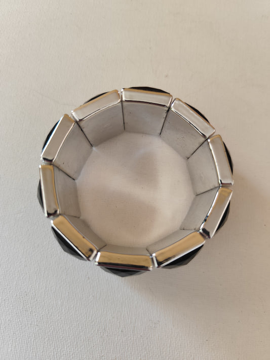 Bracelet chunky noir facetté – effet bijou couture