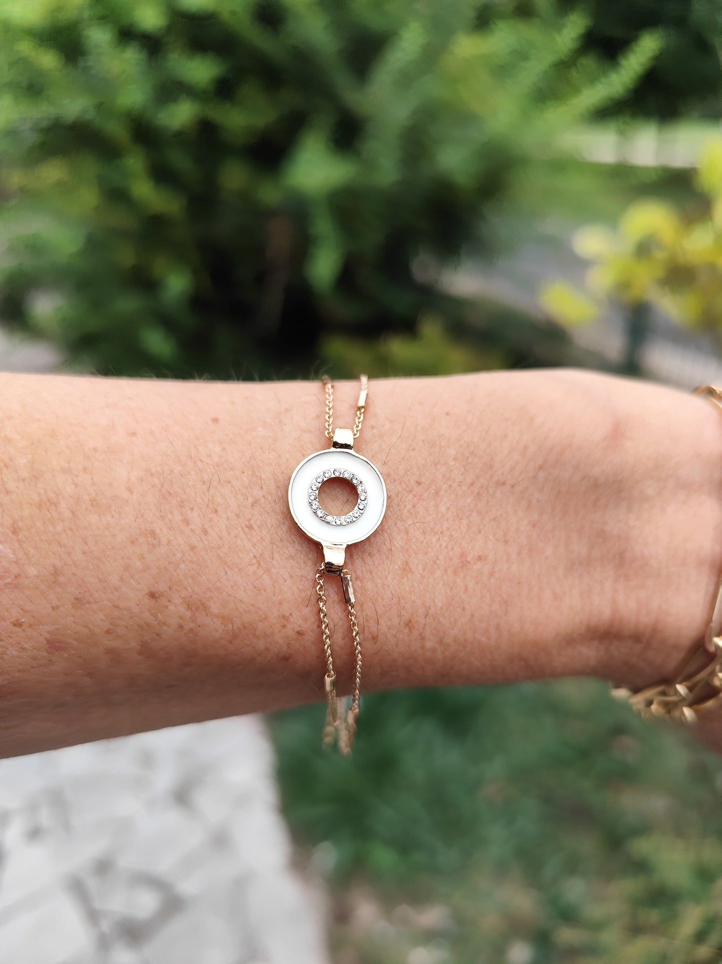Bracelet doré fin avec pendentif rond nacré