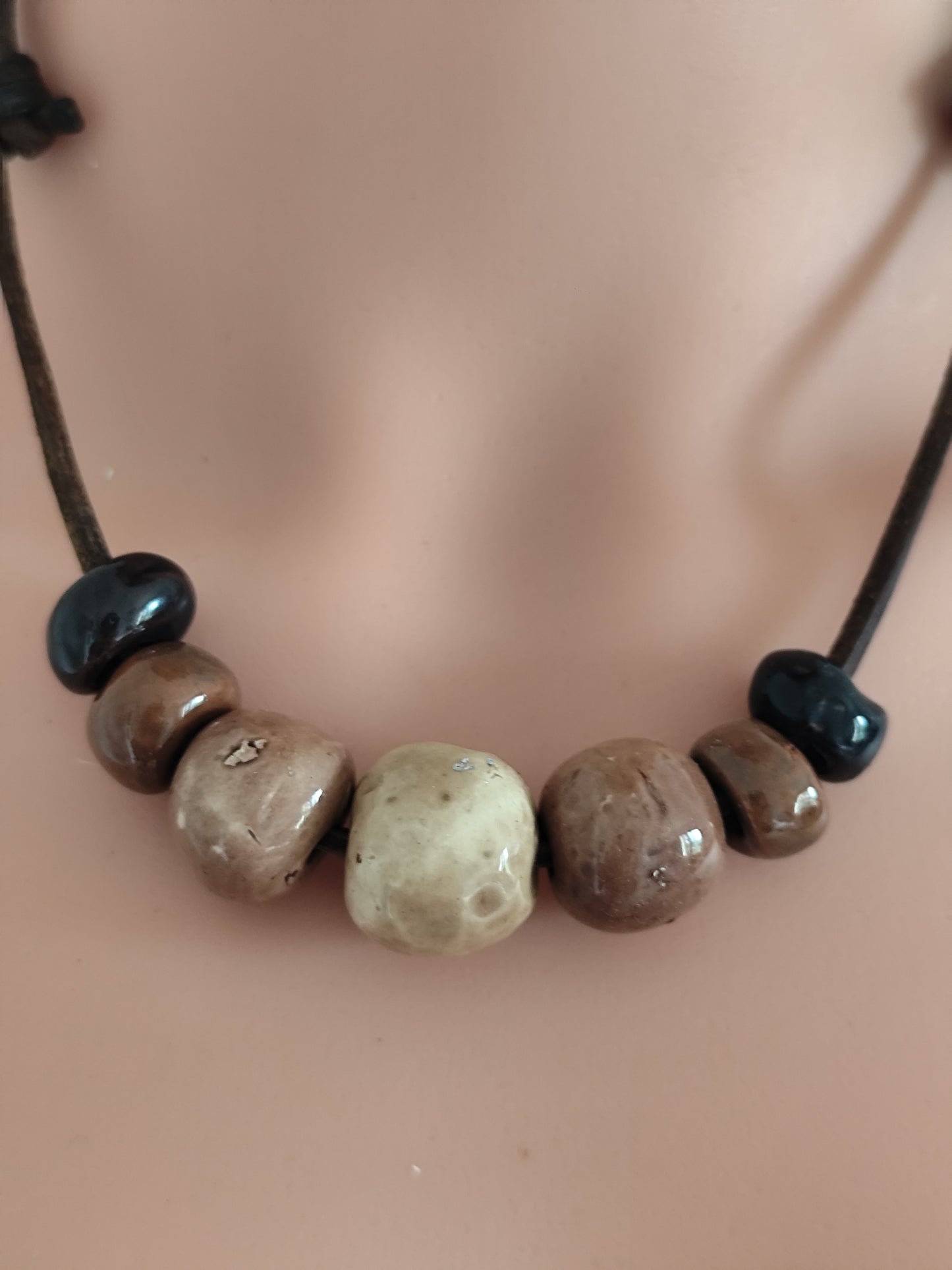 Collier perles roulées main – beige marron– cordon cuir véritable – vintage années 80