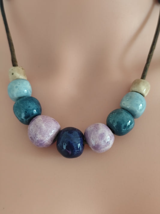 Collier perles roulées main – bleu et lilas – cordon cuir véritable – vintage années 80