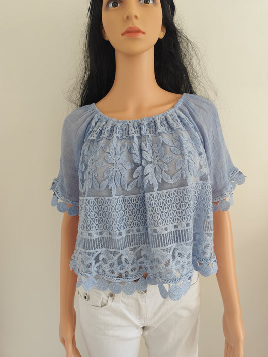 Haut bleu  – broderies ajourées – Taille 36 à 40