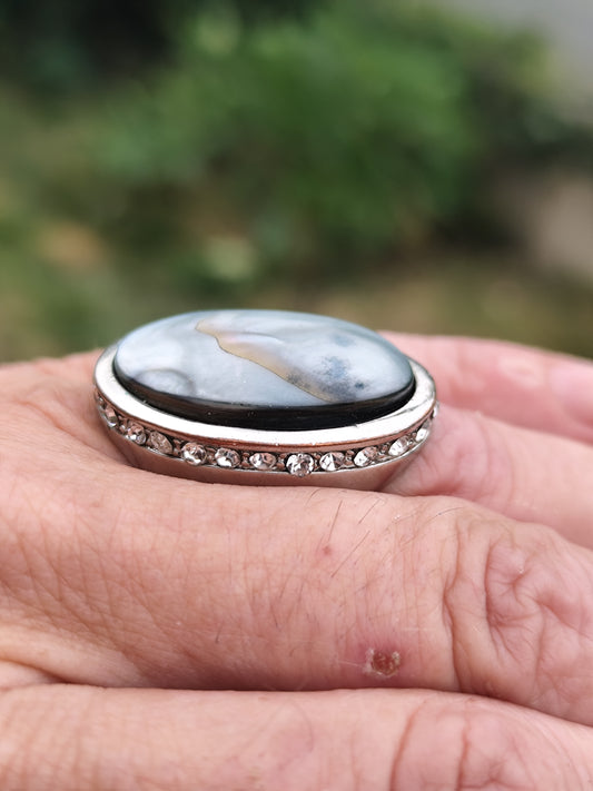 Bague vintage ovale marbrée – strass latéraux