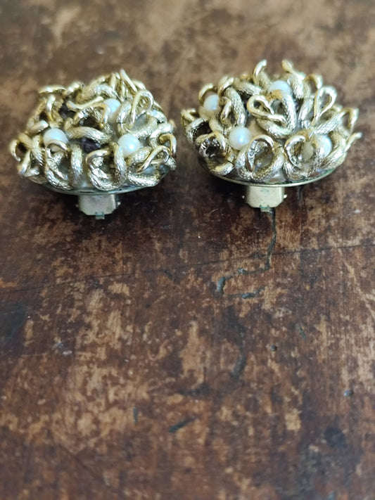Boucles d’oreilles dorées à relief floral – Vintage années 60/70