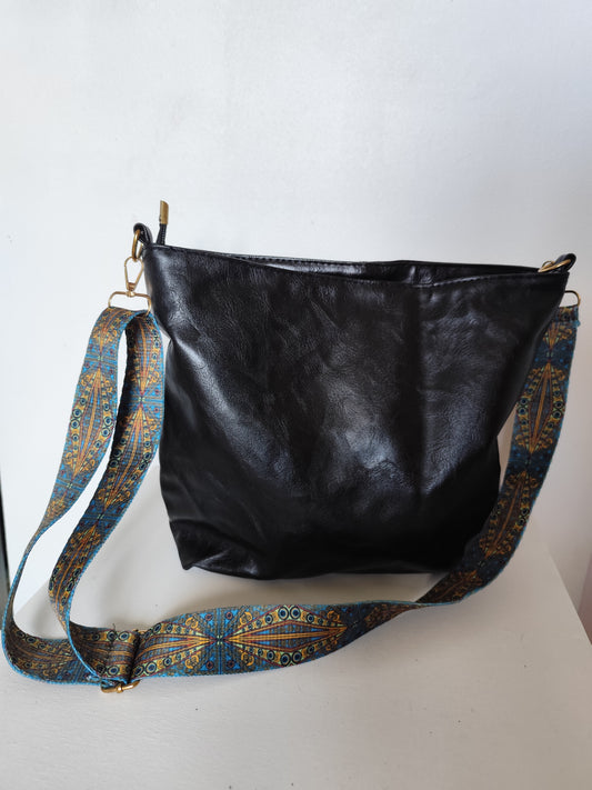 Sac noir souple + bandoulière ethnique – Casual chic