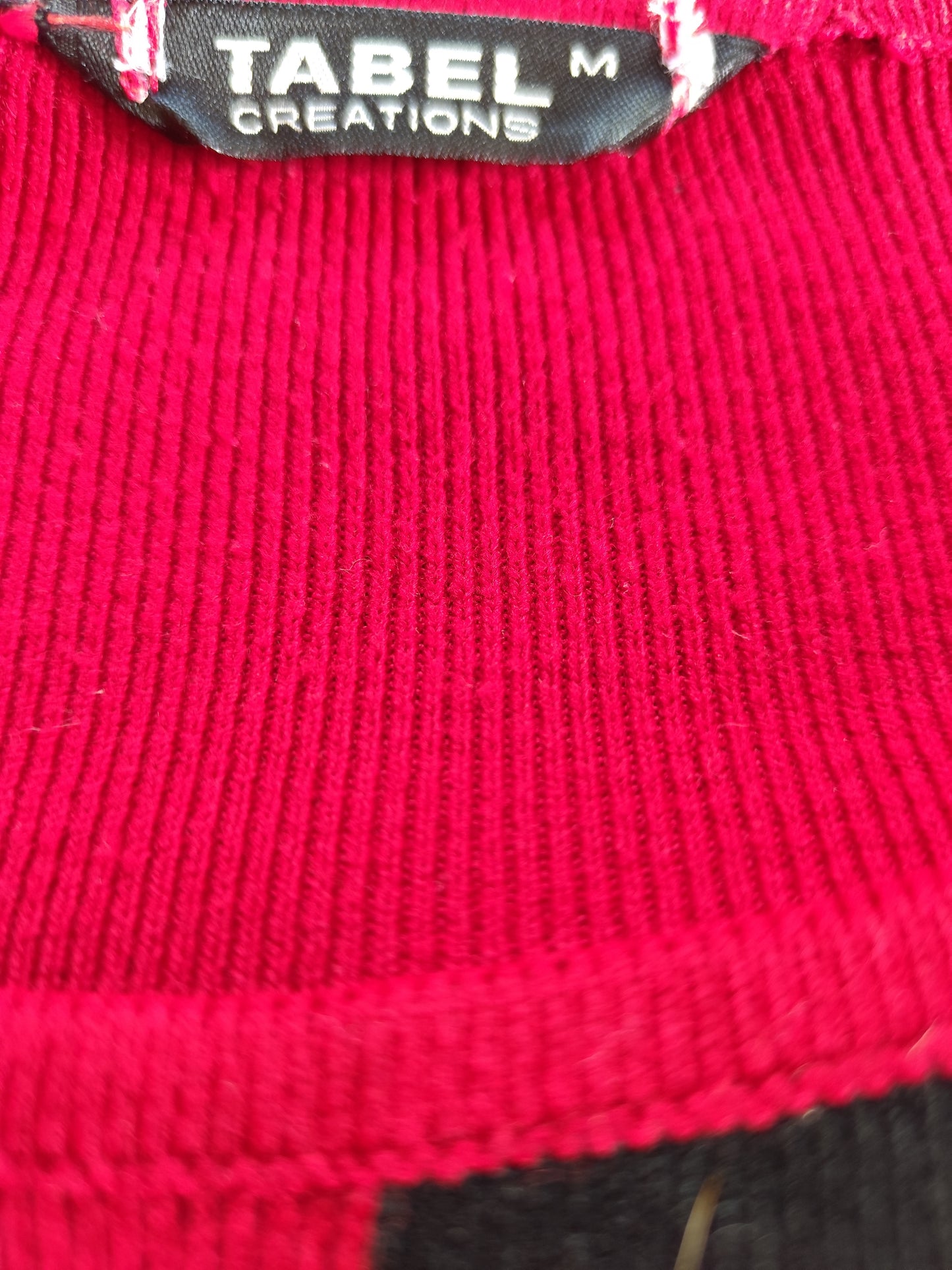 Pull rouge et noir graphique – Tabel Créations – Taille 38/40