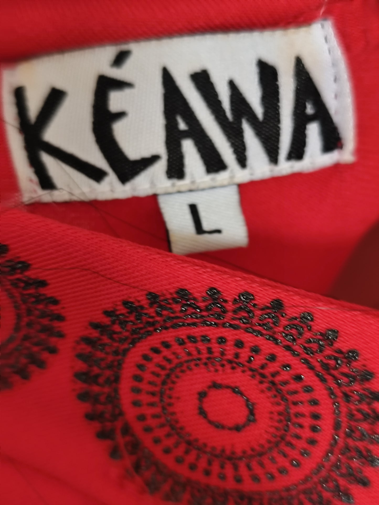 Robe rouge fluide à broderies noires – Keawakuu – T. L