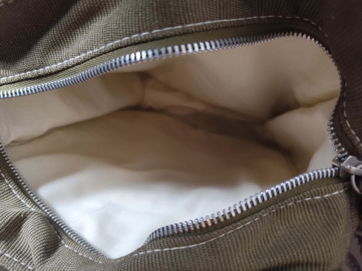 Sac bandoulière en toile kaki – Lolita Lempicka au Masculin – 30x23x8 cm