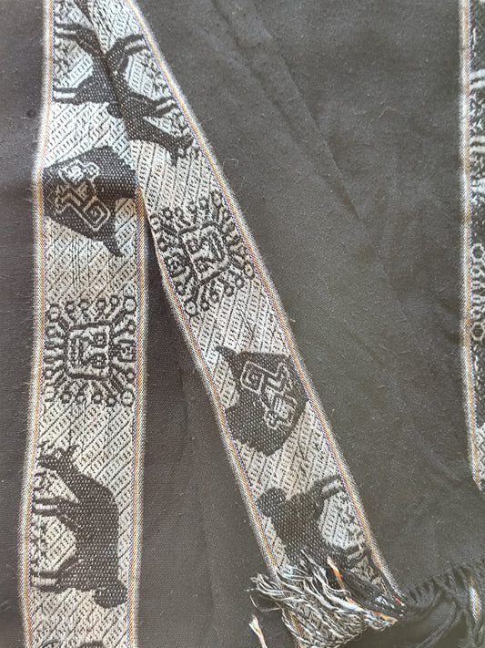 Écharpe noire motifs ethniques – 166x60 cm