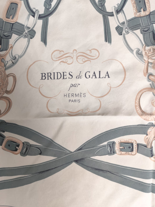Carré en soie imprimé rose poudré vintage – Brides de Gala – Hermès Paris