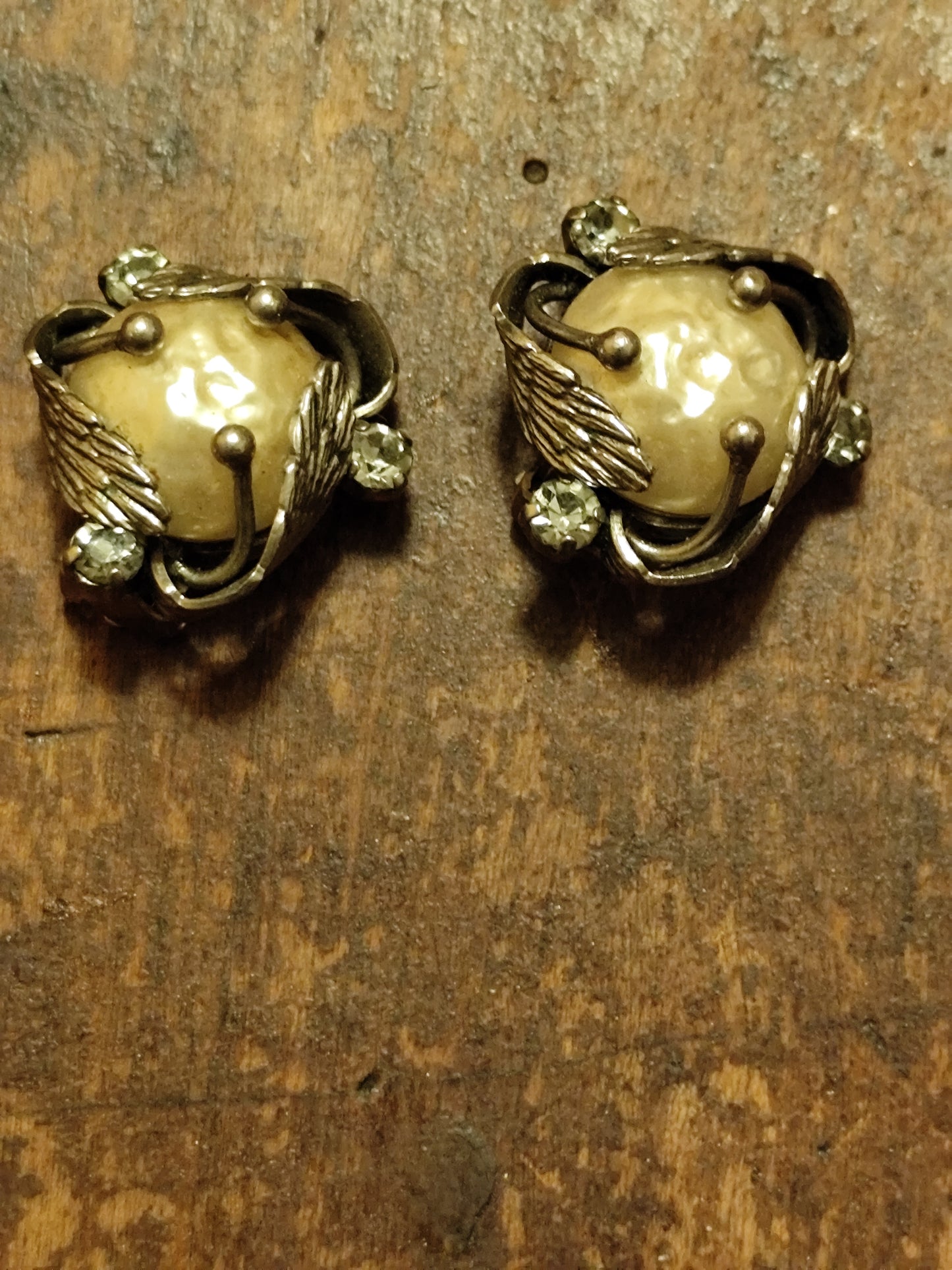 Clips d’oreilles argentés à perle baroque, strass et motif ailes – Années 70/80