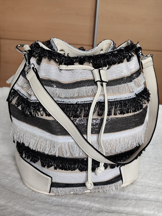 Sac seau à franges noir & blanc – Porté baguette ultra tendance