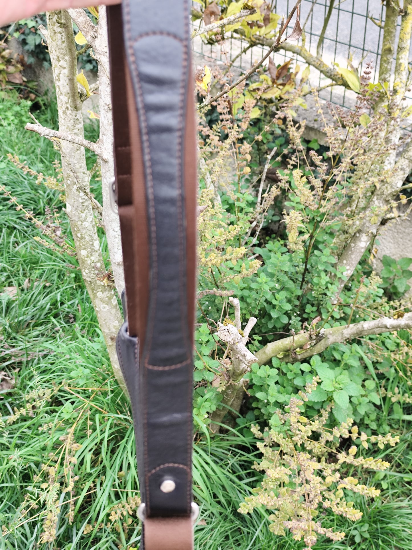 Sac besace Mandarina Duck noir motifs fleurs – 26 x 23 cm