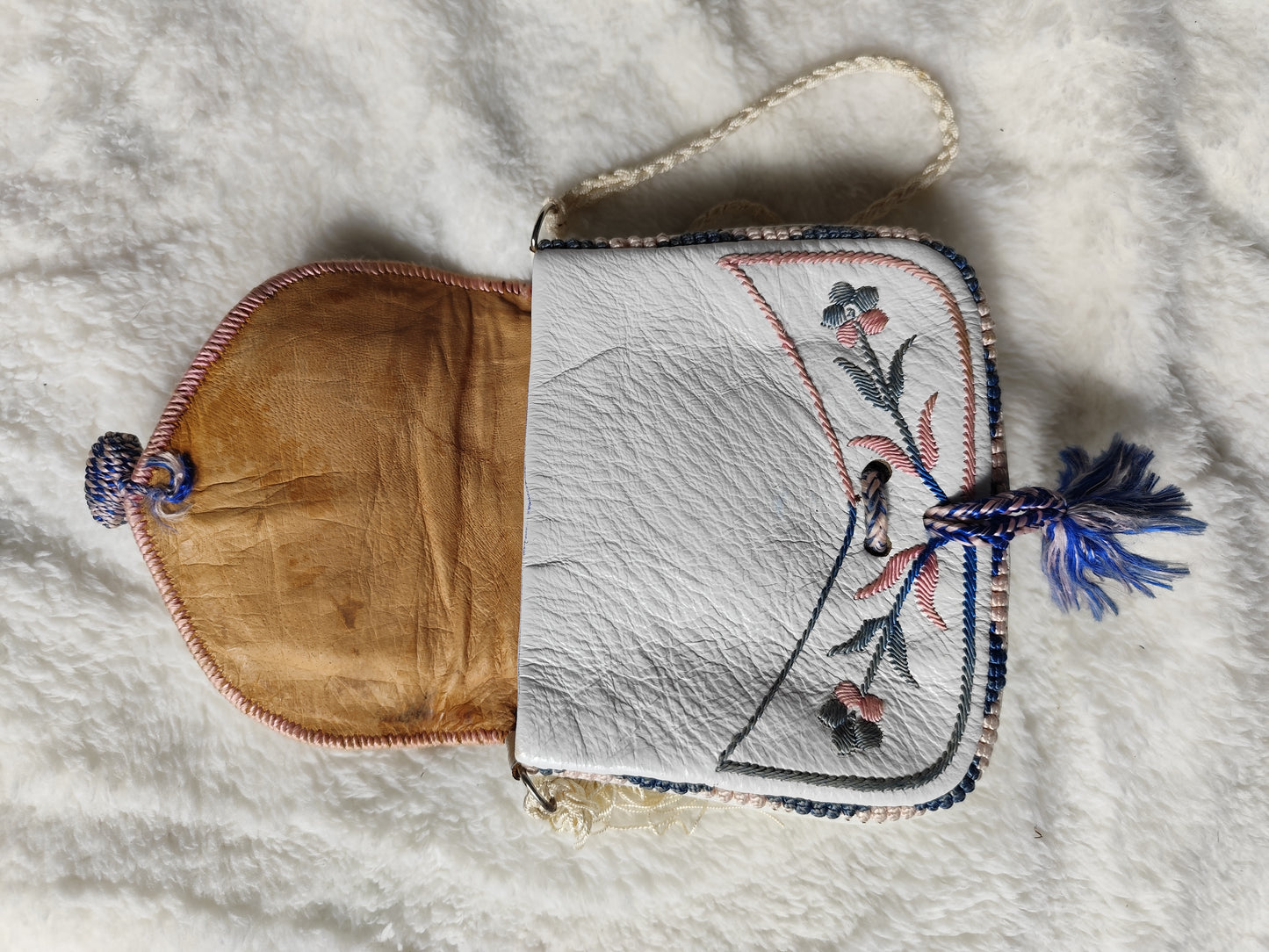 Petit sac brodé à rabat – Cuir & détails bohèmes