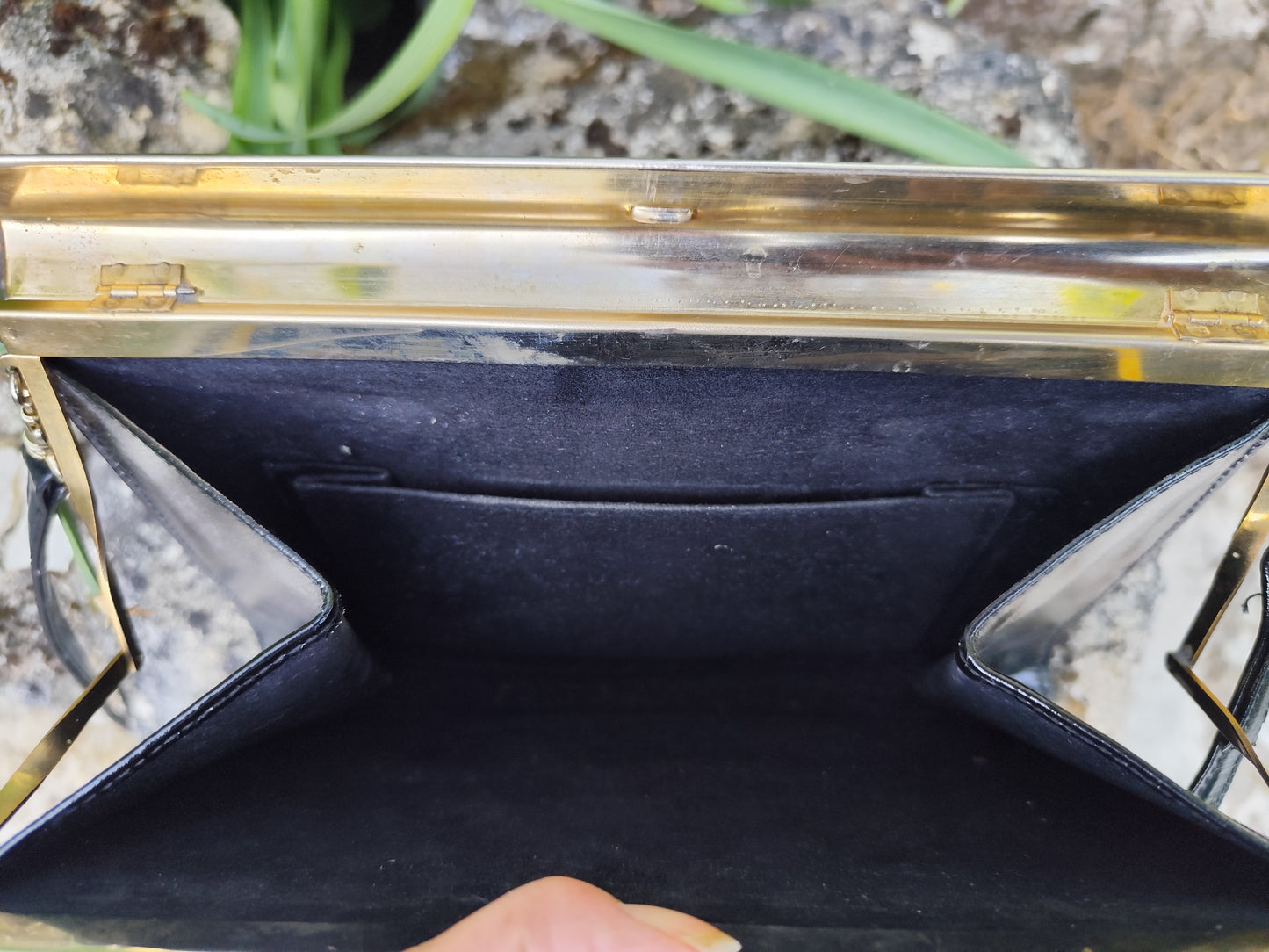 Pochette vintage noire rigide – fermoir doré – 24 x 17 cm