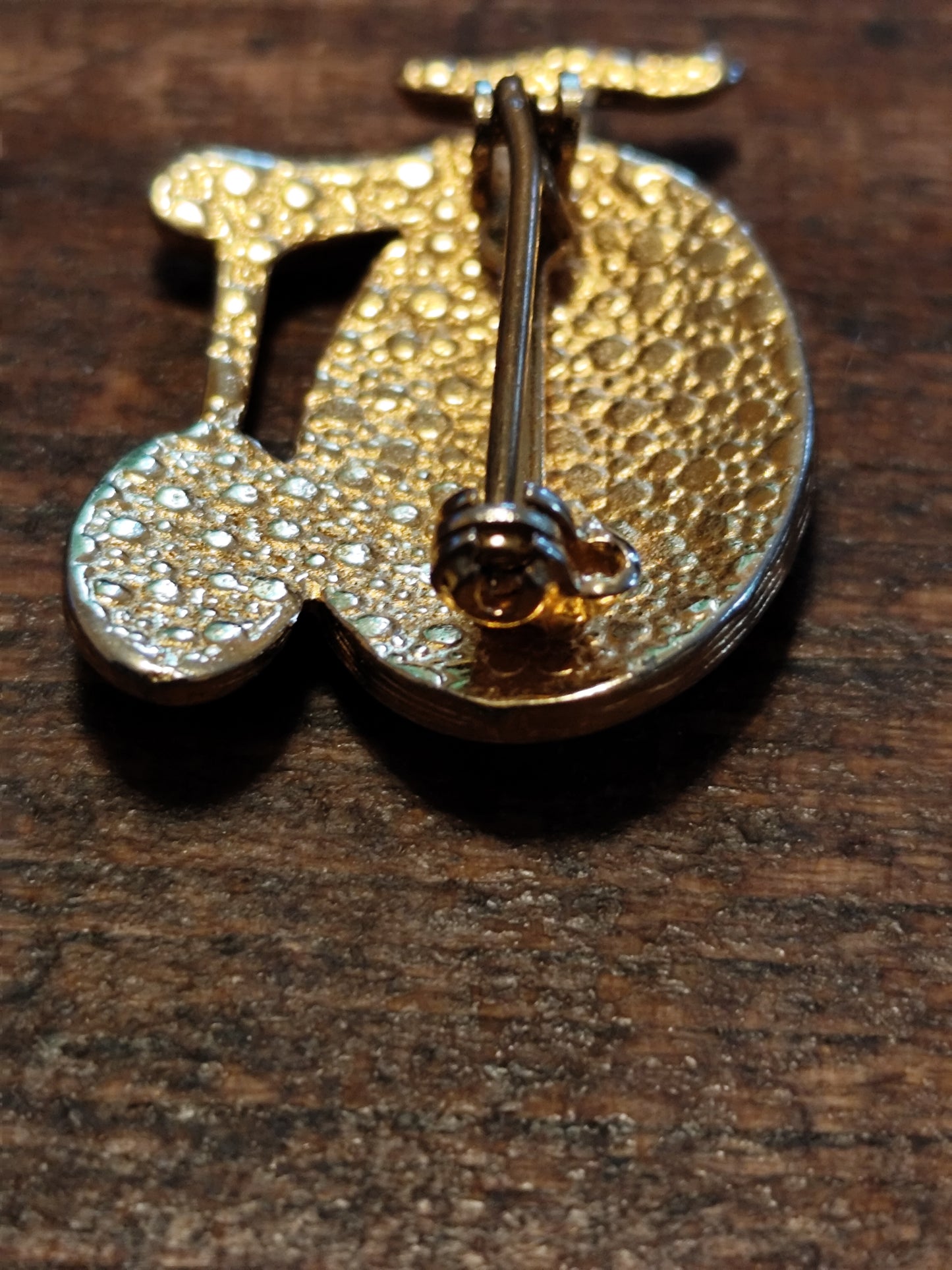 Broche vintage vélo grand-bi dorée et nacrée