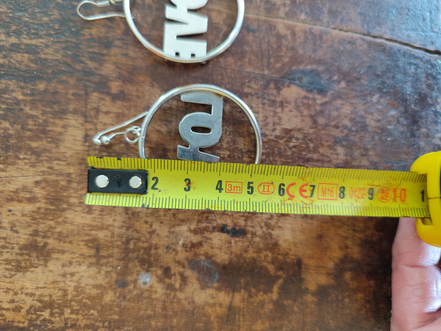 Boucles d’oreilles pendantes rondes LOVE – Métal argenté