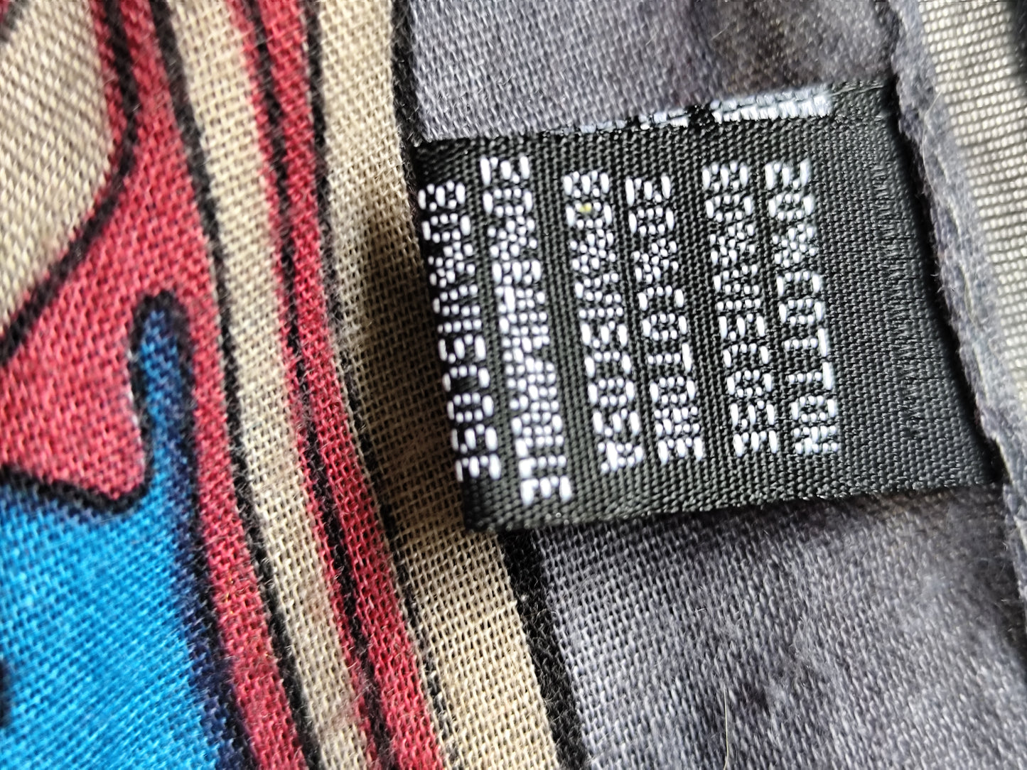 Étole châle gris imprimé ethnique rouge et bleu – 190 x 88 cm