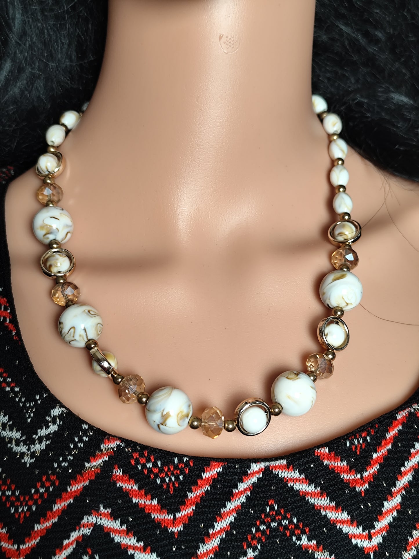 Parure collier et boucles d'oreilles perles marbrées blanc et doré