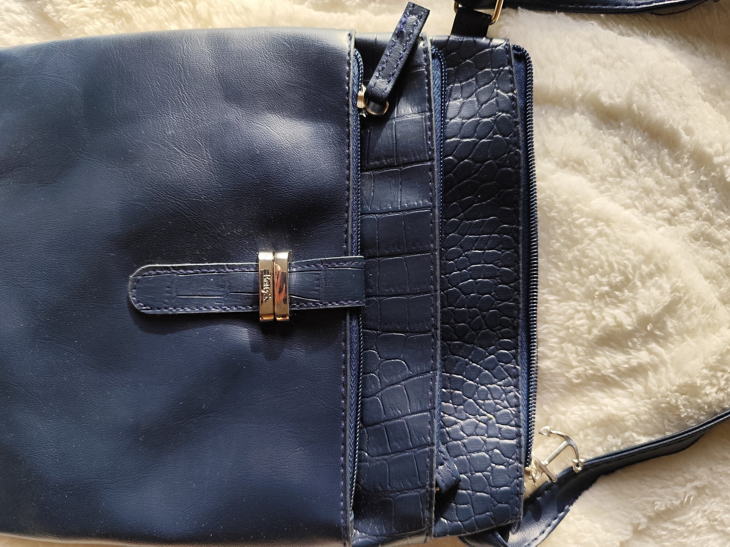 Sac Bandoulière Bleu Marine – Élégance et Praticité au Quotidien