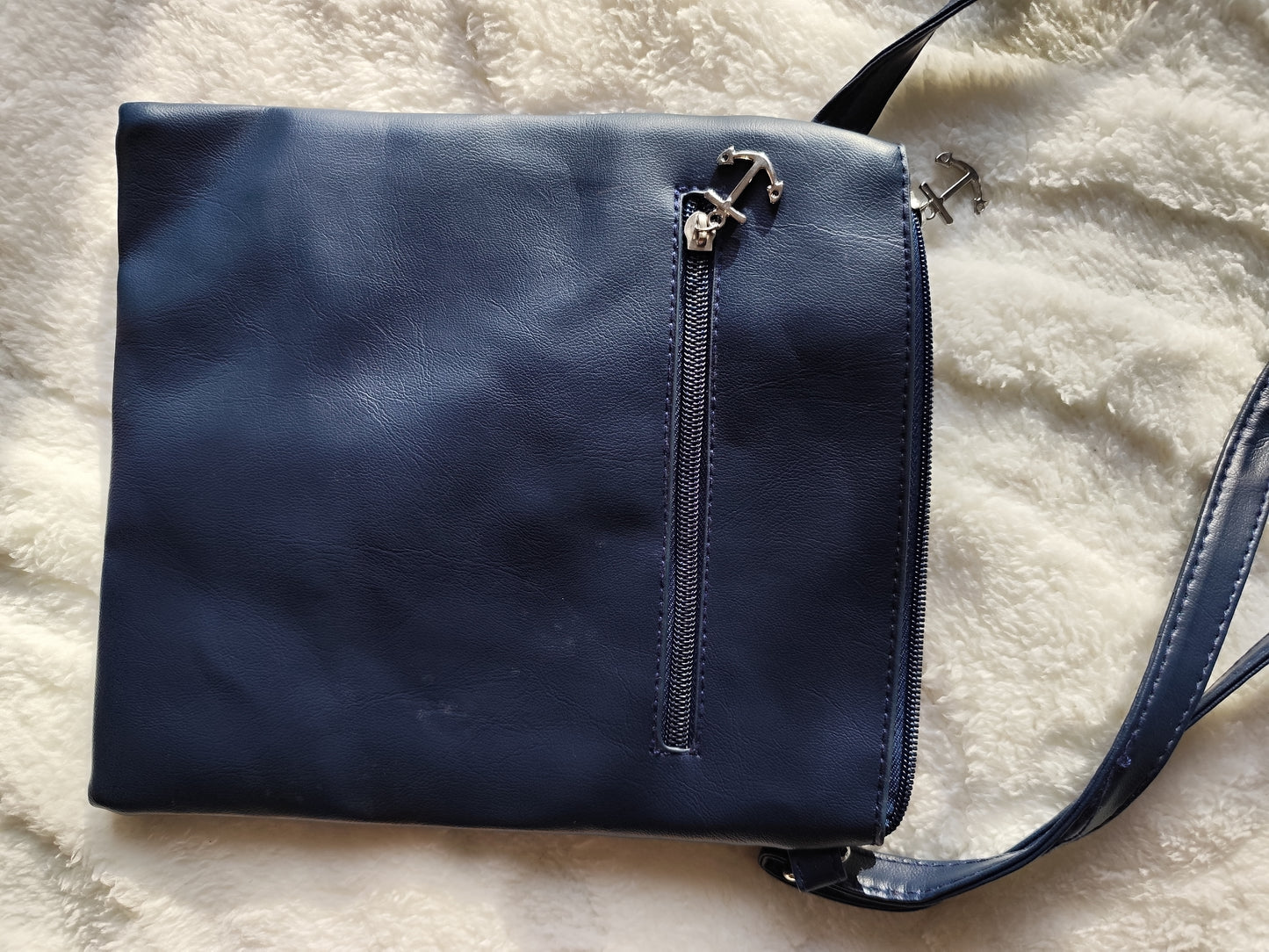 Sac Bandoulière Bleu Marine – Élégance et Praticité au Quotidien