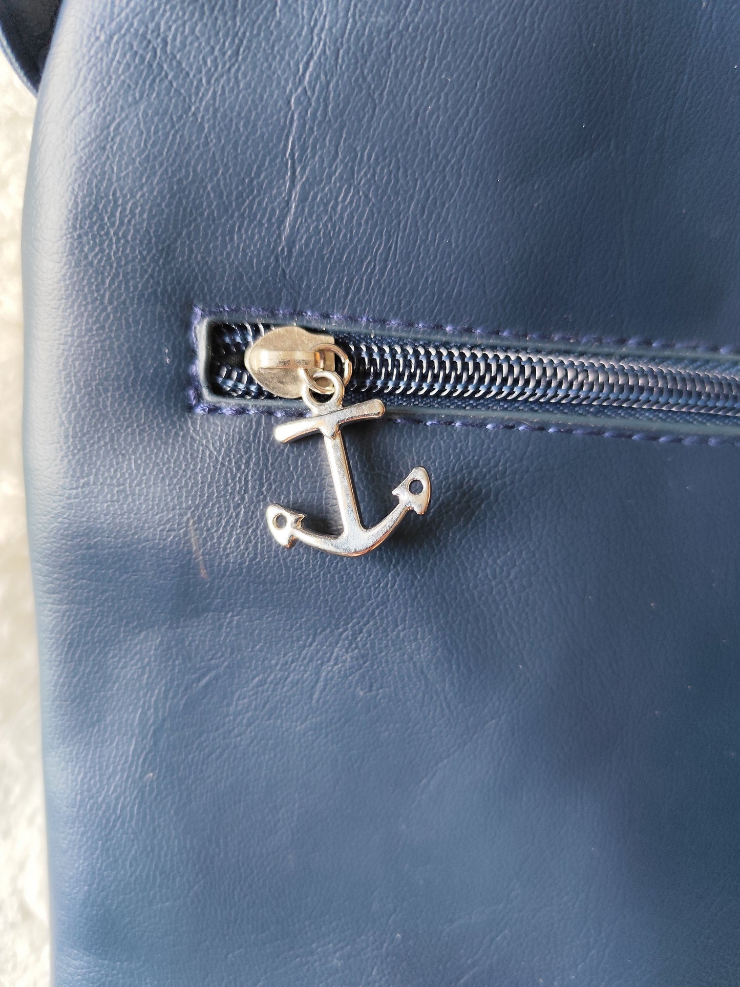 Sac Bandoulière Bleu Marine – Élégance et Praticité au Quotidien
