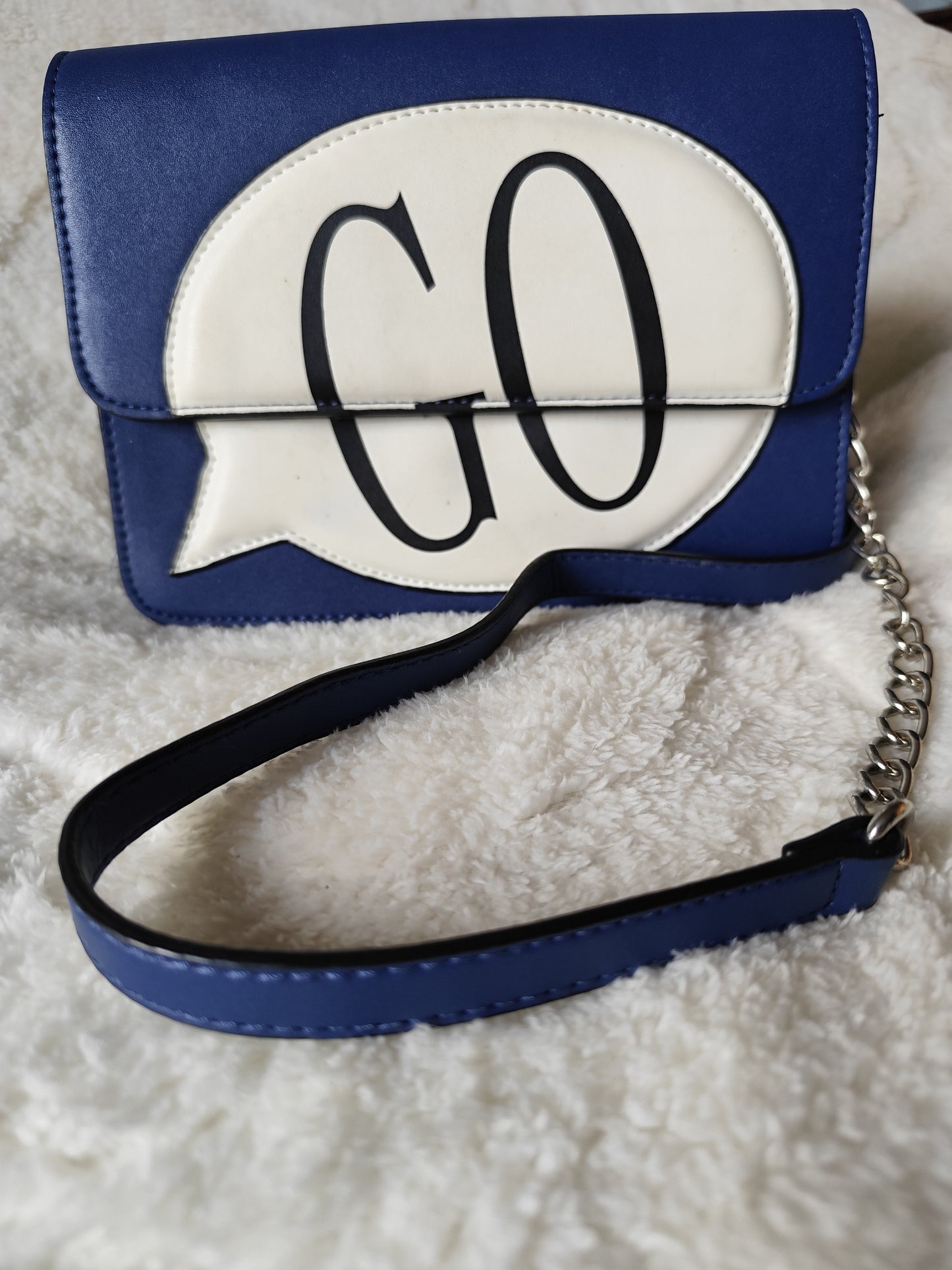 Sac Bandoulière Bleu avec Motif GO – Look Fun et Tendance