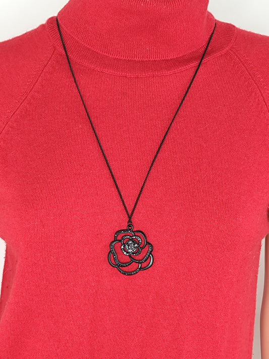 Collier Long Noir avec Pendentif Fleur – Élégance Romantique et Intemporelle