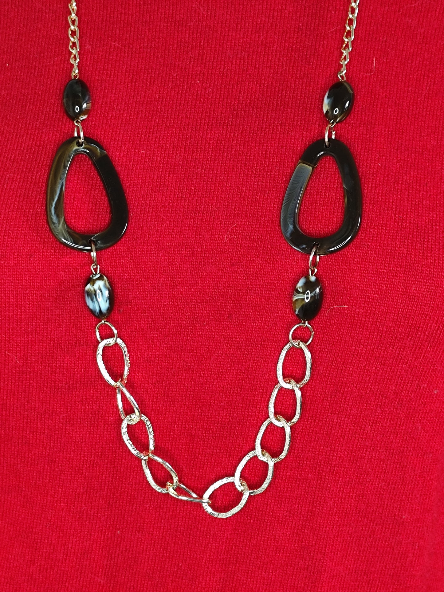 Collier Long Noir et Doré – Style Élégant et Léger