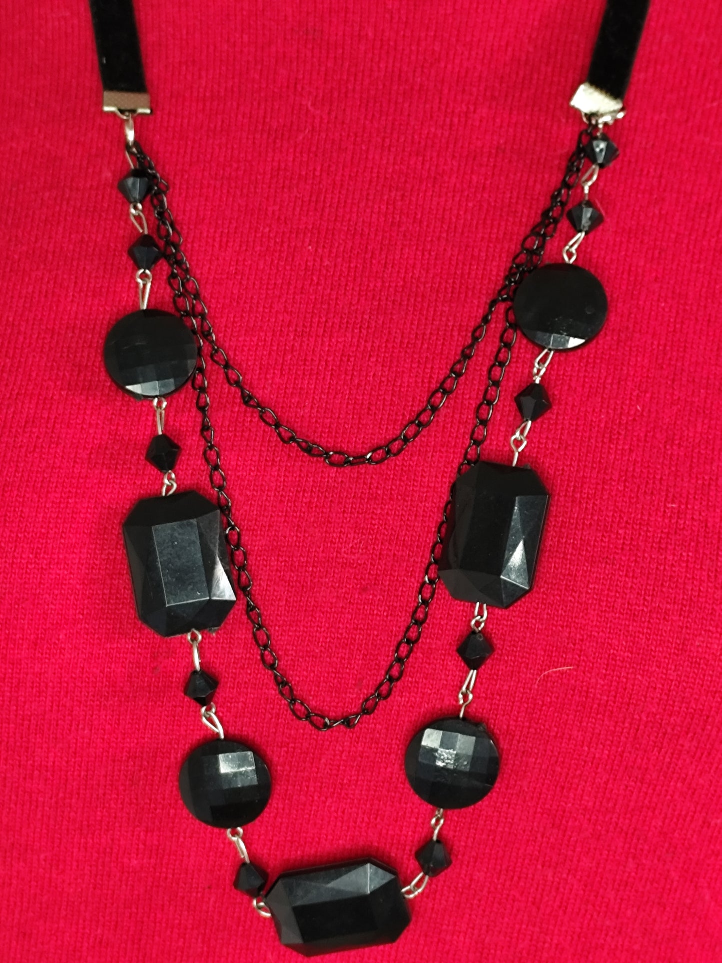 Collier Multi-Rang Noir – Style Chic et Tendance