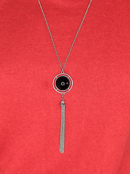 Sautoir Noir et Argenté avec Perle Noire et Pampilles – Style Moderne et Élégant