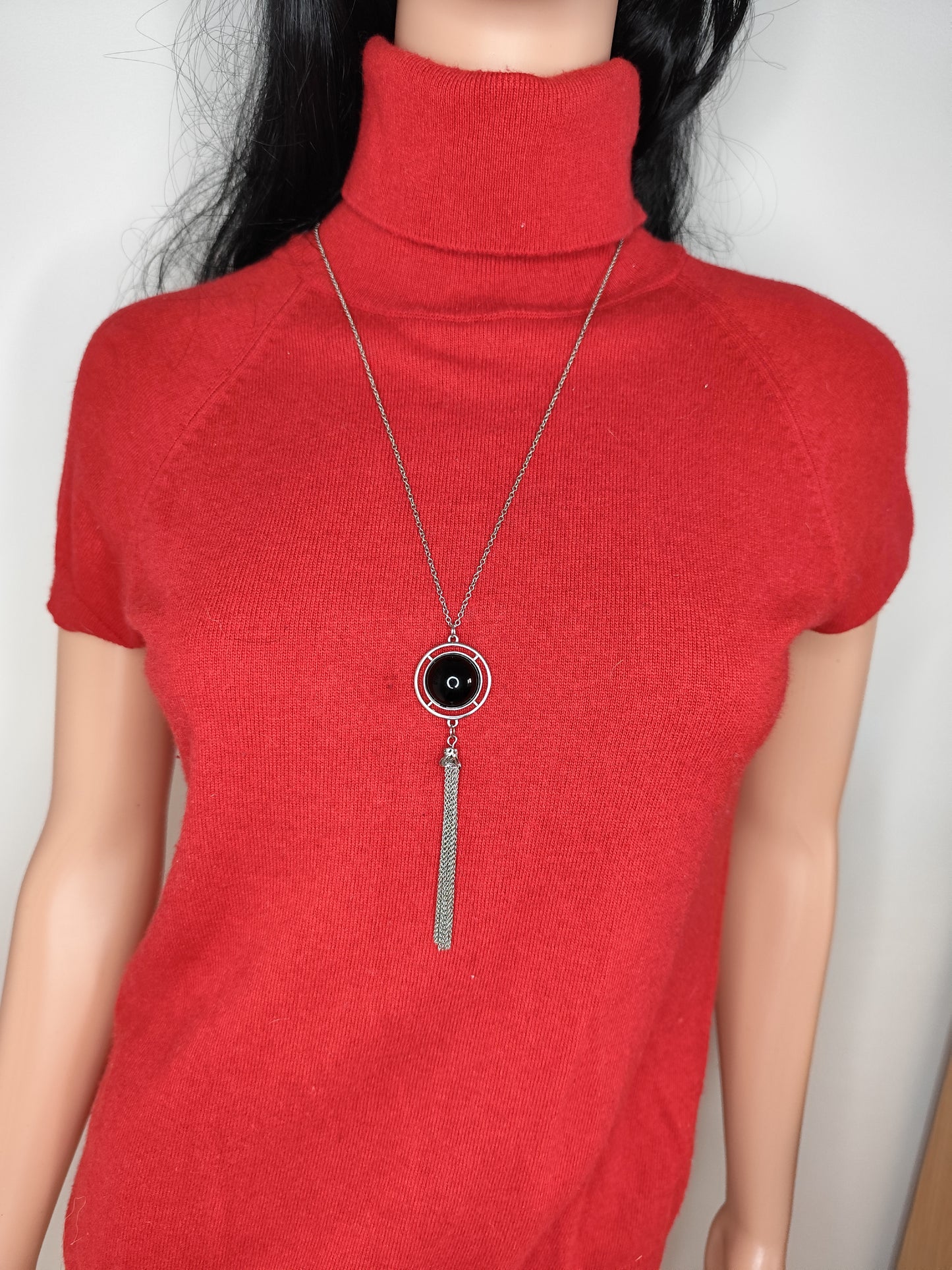 Sautoir Noir et Argenté avec Perle Noire et Pampilles – Style Moderne et Élégant