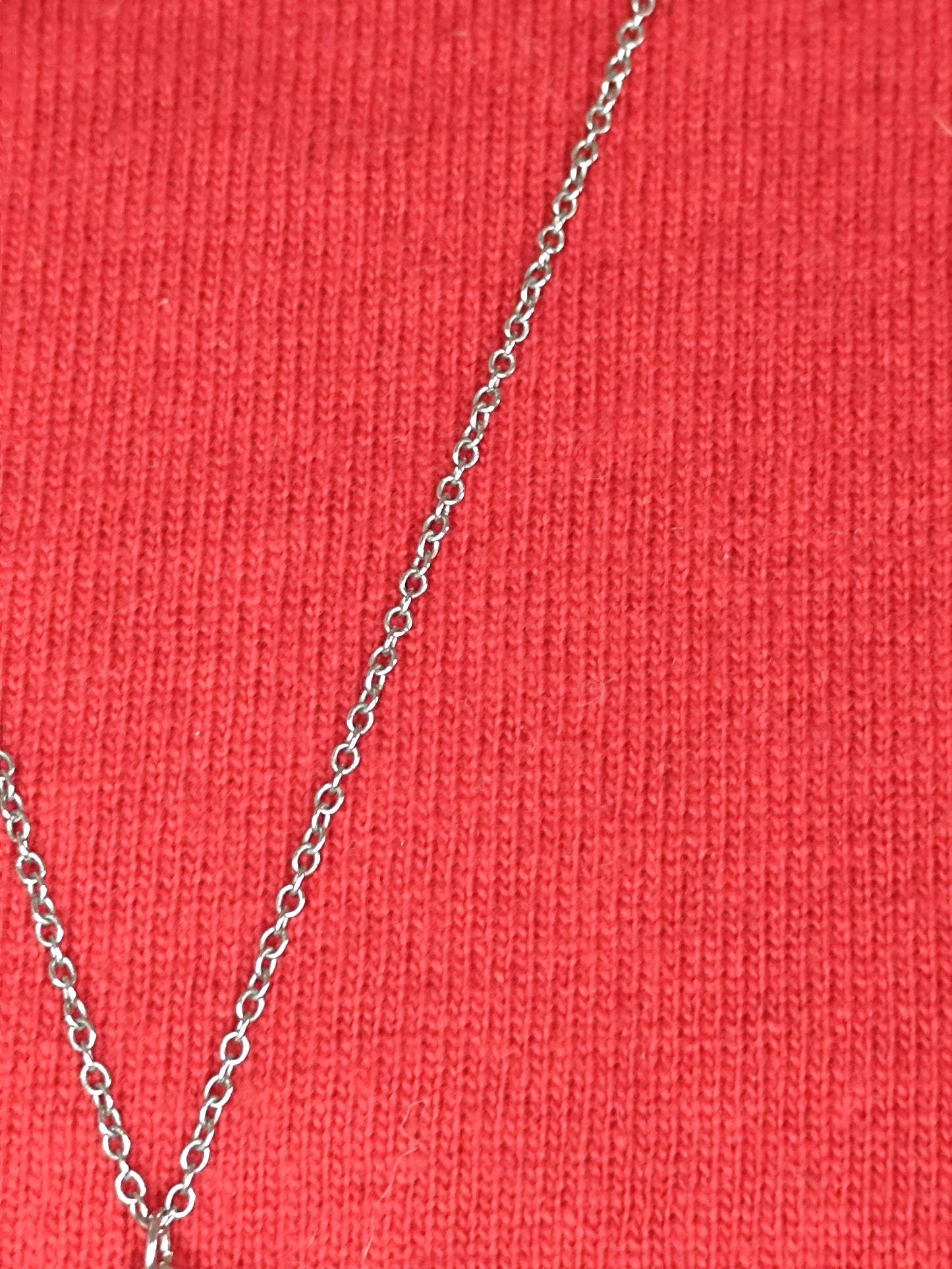 Sautoir Noir et Argenté avec Perle Noire et Pampilles – Style Moderne et Élégant