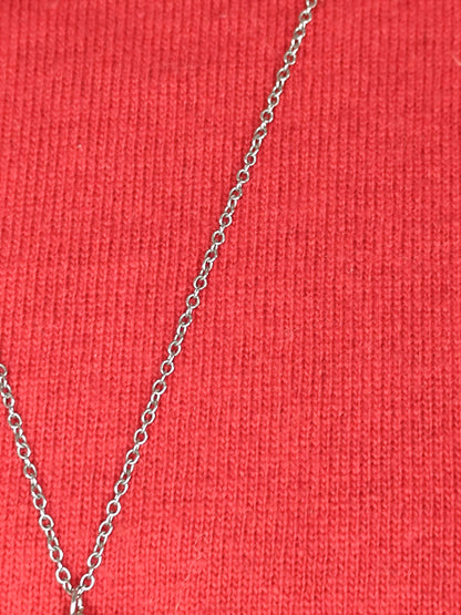 Sautoir Noir et Argenté avec Perle Noire et Pampilles – Style Moderne et Élégant