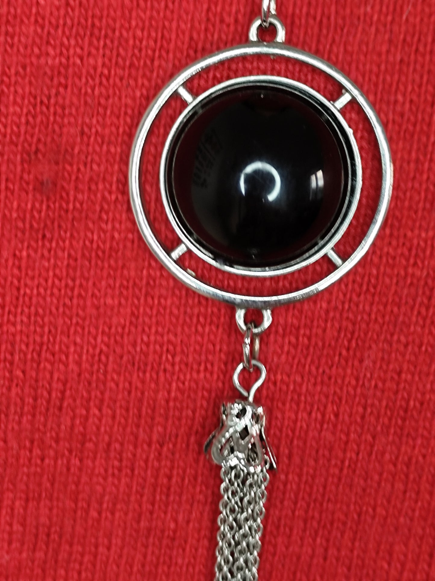 Sautoir Noir et Argenté avec Perle Noire et Pampilles – Style Moderne et Élégant