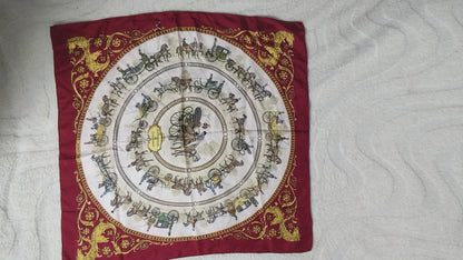 Carré en soie imprimé rouge et or vintage – Hermès Paris