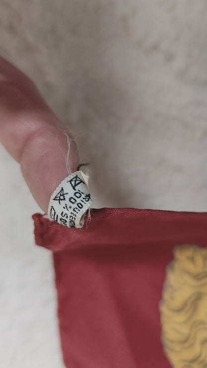 Carré en soie imprimé rouge et or vintage – Hermès Paris